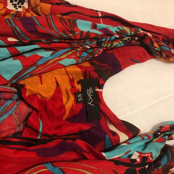 Beautiful SKY top . - Picture 4 of 4